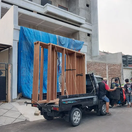 Pengiriman kusen kayu dan aluminium ke Gading Serpong oleh CV Mekar Agung Nusantara